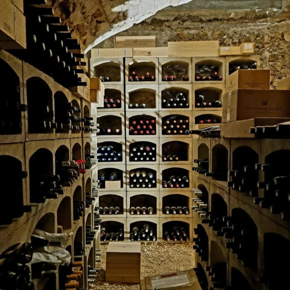 La cave voûtée du restaurant, avec ses casiers à bouteilles