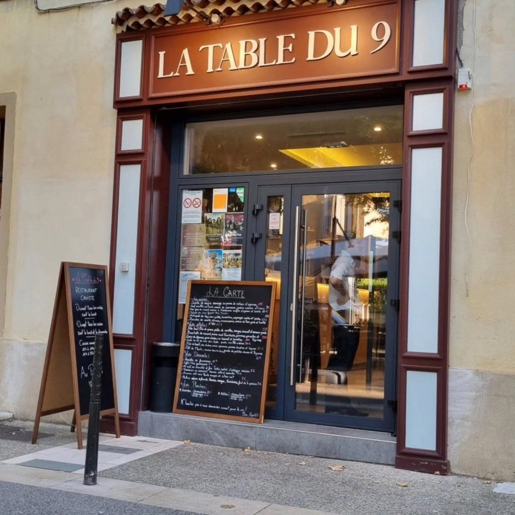 La façade du restaurant sur le cours : enseigne en lettres dorées « La Table du 9 », grandes vitres et ardoise du jour